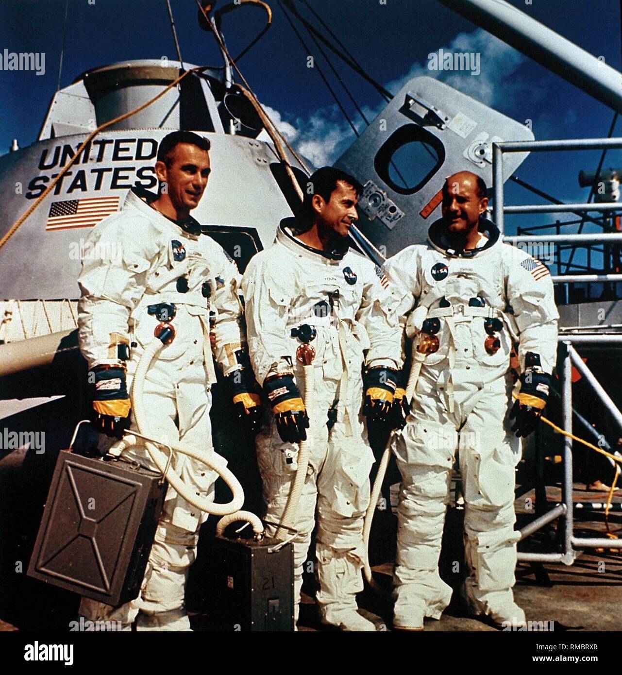 Die Besatzung der Apollo 10 Mission nach der Landung im Pazifik an Bord der Bergung Schiff, die USS Princeton: A. Eugene Cernan, John W. Jung und Thomas P. Stafford (von links nach rechts). Apollo 10 war der Testlauf für Apollo 11, aber ohne Landung auf dem Mond. Es war die zweite Mission zum Mond Orbital und es hatte den ganzen Apollo Raumschiff Ausrüstung zum ersten Mal. Stockfoto