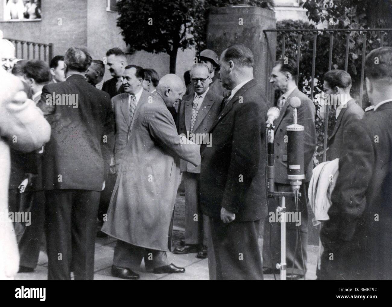Nikita Sergejewitsch Chruschtschow (* 1894 - 1971) - Besuch des sowjetischen Parteichef in der DDR 1958, Chruschtschow Abschied von der DDR-Führung vor der Pension in Leipzig. Stockfoto