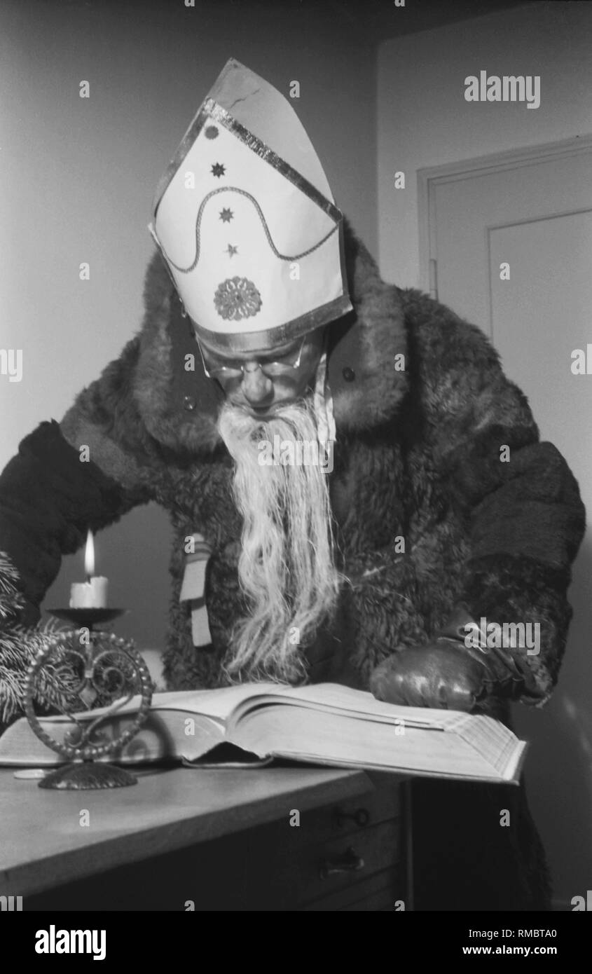 Sankt Nikolaus die Leviten liest bei Kerzenschein für Kinder in einer Münchner Klinik, vermutlich der Unifrauen-klinik in der Maistrasse (Frauenklinik Maistrasse). Stockfoto