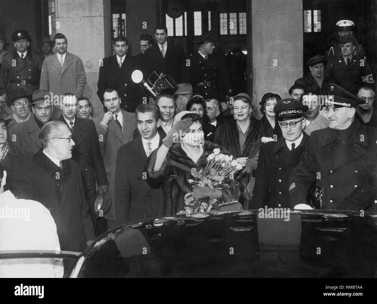 Kaiserin Soraya und Ahmad Schah Reza Pahlevi (Mitte) bei der Ankunft in München. Stockfoto