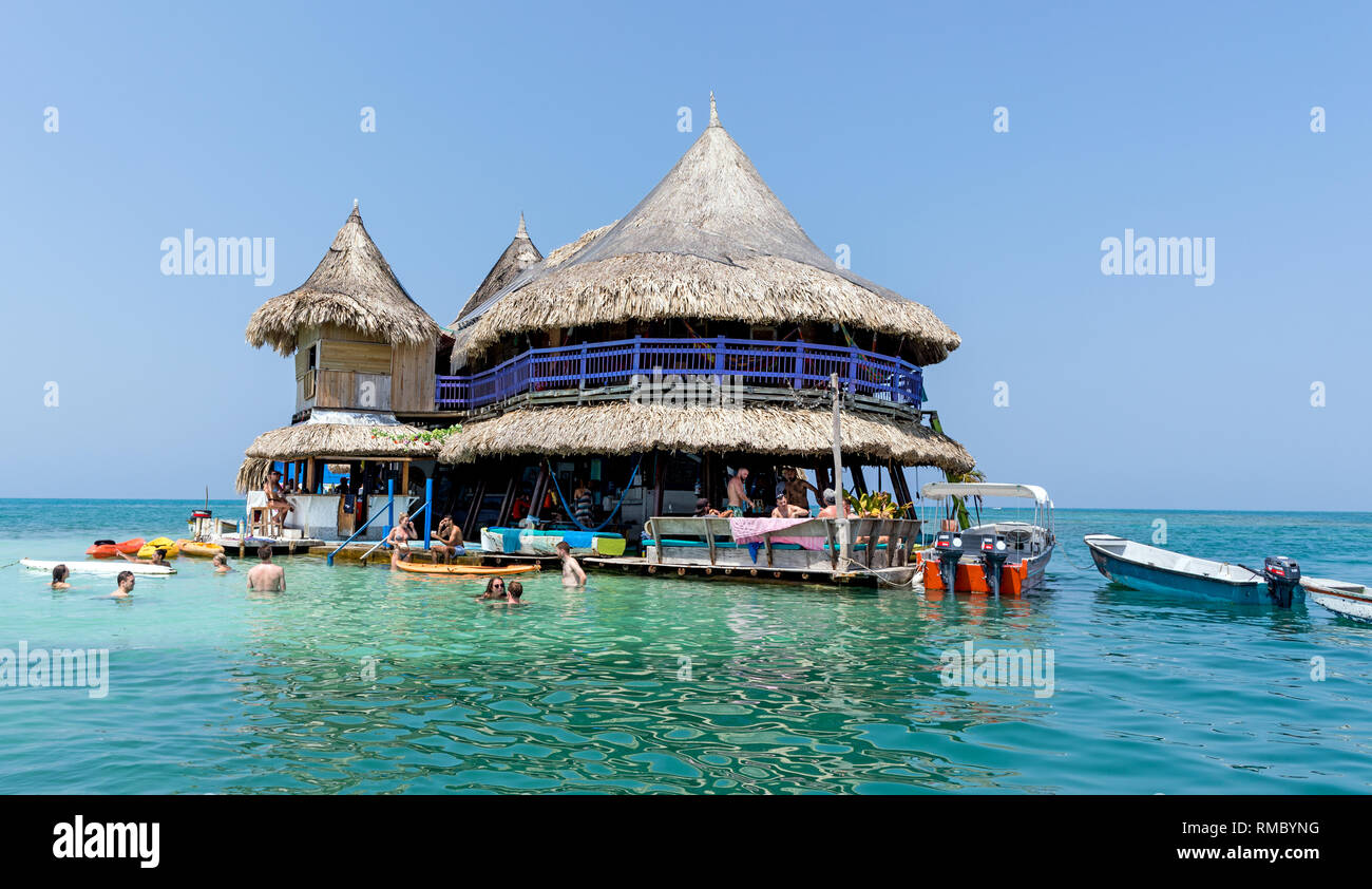 Haus auf dem Wasser im Meer der Karibik Kolumbien Südamerika Stockfoto