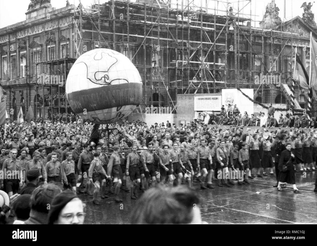 Massenbereitstellung von Mitglieder der FDJ am Ende der Deutschlandtreffen (Deutschland) der DDR-Jugendorganisation in Ost-Berlin. Stockfoto
