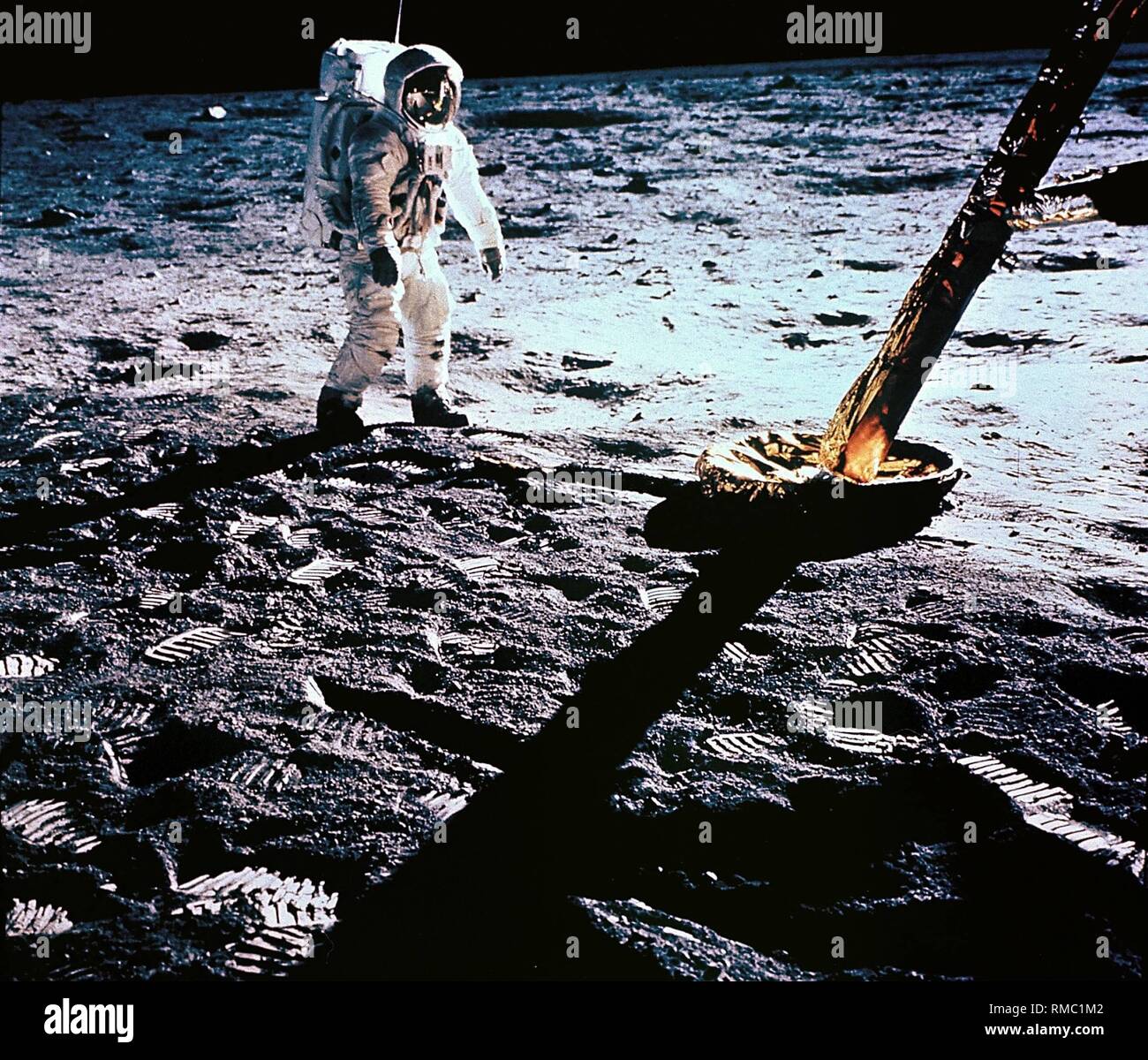 Edwin "Buzz" Aldrin, der zweite Mann auf dem Mond und Pilot des Mondes Fähre "Adler", bei seinem Spaziergang auf dem Mond. Seinen Helm den Mond Fähre. Stockfoto