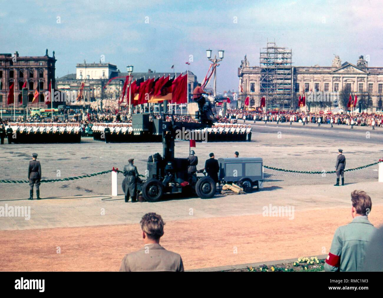 Einheiten der Menschen der DDR Marine an der Militärparade am 1. Mai 1959 auf dem Marx-Engels-Platz in Ost-Berlin. Stockfoto