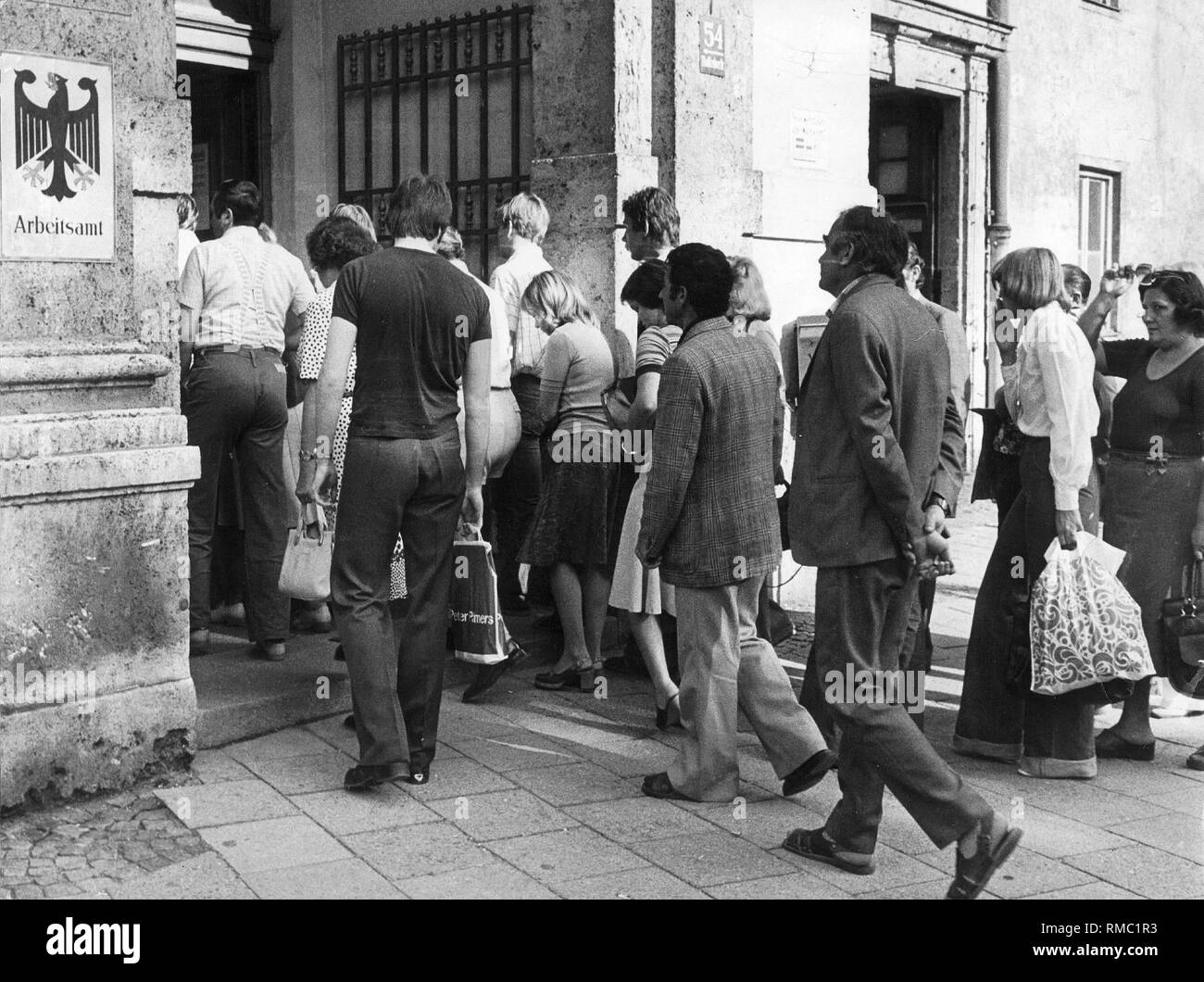 In den frühen Morgenstunden Arbeitslose der Agentur für Arbeit München in der Thalkirchner Straße ein. Stockfoto