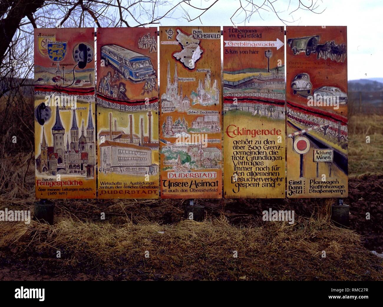 Board auf der westdeutschen Seite an der Grenze Ecklingerode in der DDR Teil der Eichsfeld. Stockfoto