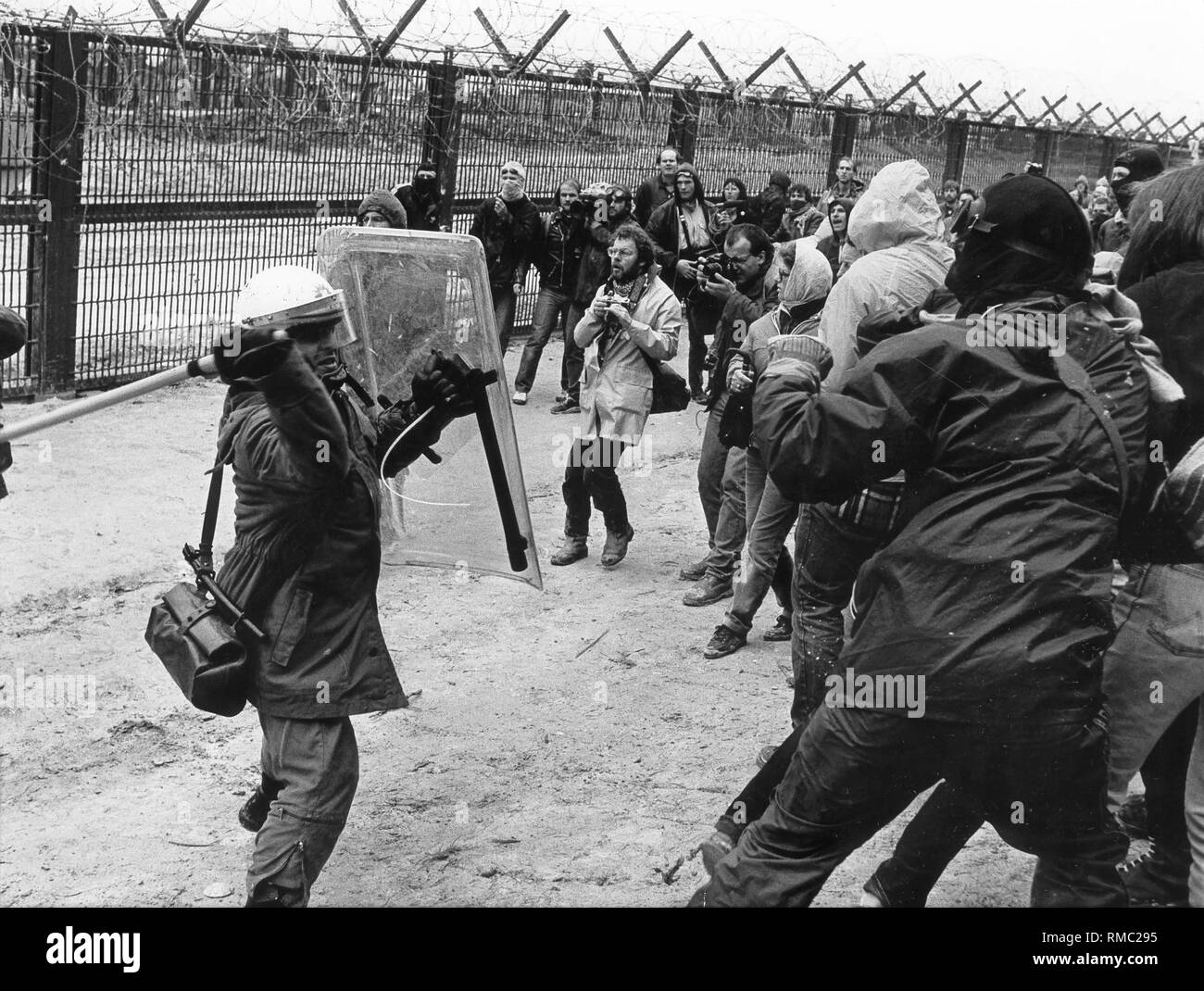 Polizisten Angriff gewalttätige Demonstranten während einer Demonstration gegen die geplante Wiederaufarbeitungsanlage in Wackersdorf. Stockfoto