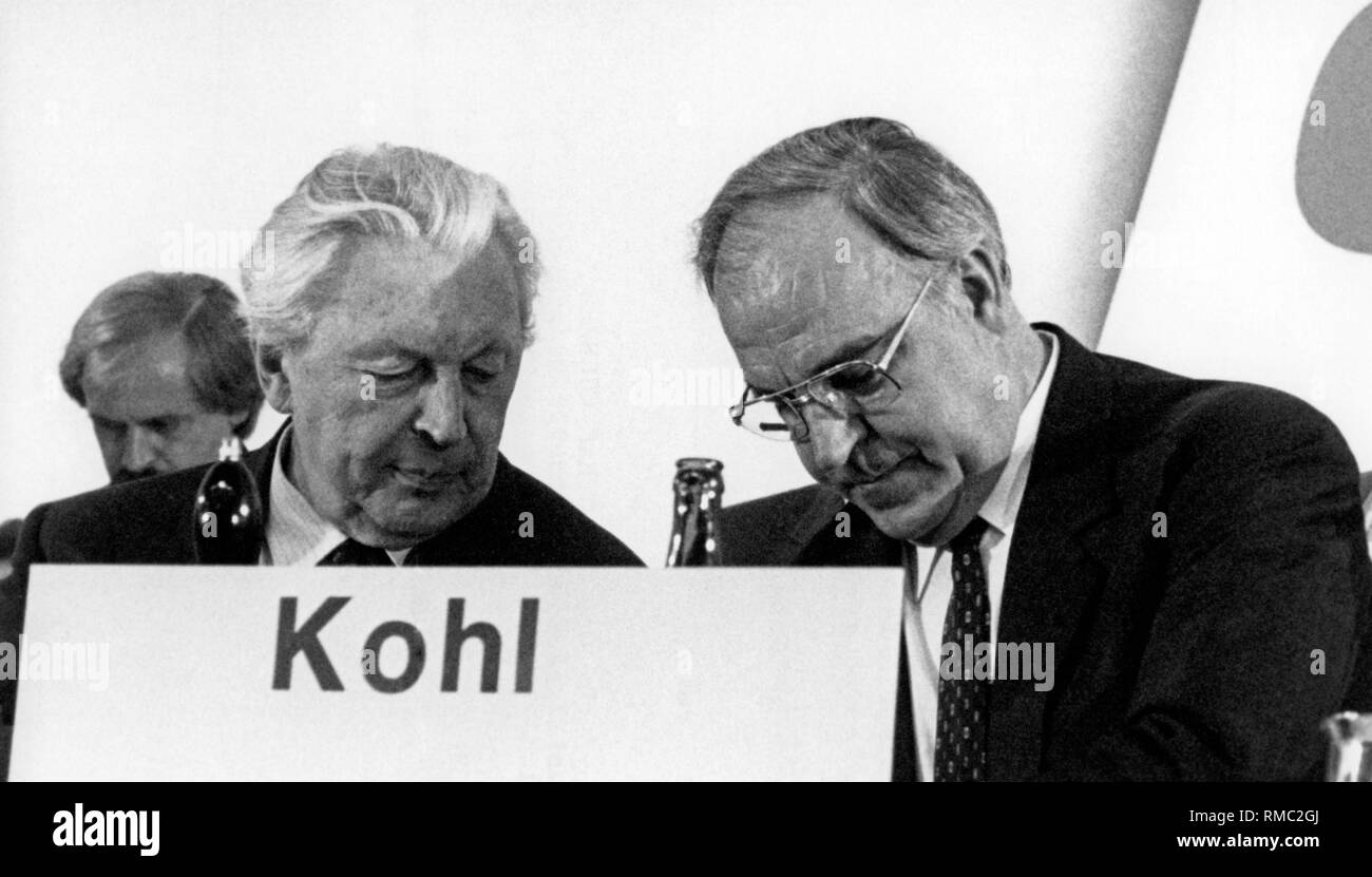 Bundeskanzler Helmut Kohl (rechts) im Gespräch mit dem ehemaligen Bundeskanzler Kurt Georg Kiesinger (links). Undatiertes Foto. Stockfoto