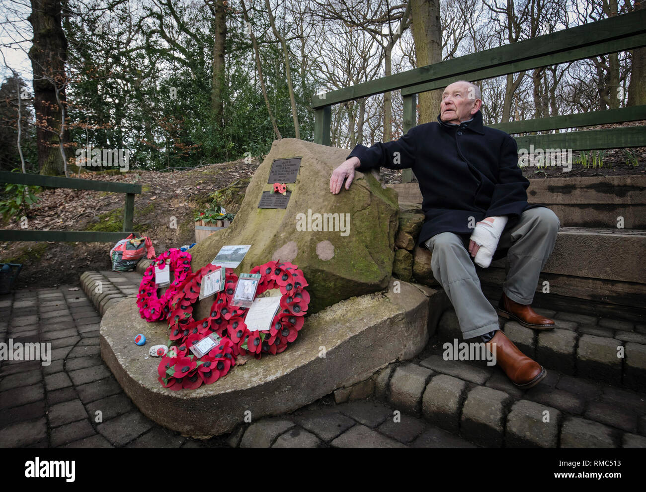 Tony Foulds, 82, vor der Mi Amigo memorial Flypast über endcliffe Park, sheffiled, der findet am Freitag, den 22. Februar, mit Kampfjets und andere militärische Flugzeuge aus Großbritannien und den Vereinigten Staaten. Er hat seit Jahrzehnten verbrachte, um die Gedenkstätte in Endcliffe Park, Sheffield, zu 10 amerikanische Flieger, die starb, als ihr Flugzeug vor ihm vor 75 Jahren stürzte gewidmet. Stockfoto
