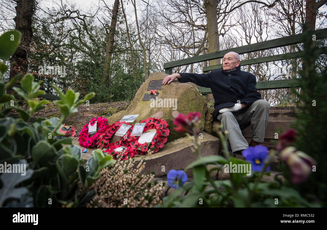 Tony Foulds, 82, vor der Mi Amigo memorial Flypast über endcliffe Park, sheffiled, der findet am Freitag, den 22. Februar, mit Kampfjets und andere militärische Flugzeuge aus Großbritannien und den Vereinigten Staaten. Er hat seit Jahrzehnten verbrachte, um die Gedenkstätte in Endcliffe Park, Sheffield, zu 10 amerikanische Flieger, die starb, als ihr Flugzeug vor ihm vor 75 Jahren stürzte gewidmet. Stockfoto
