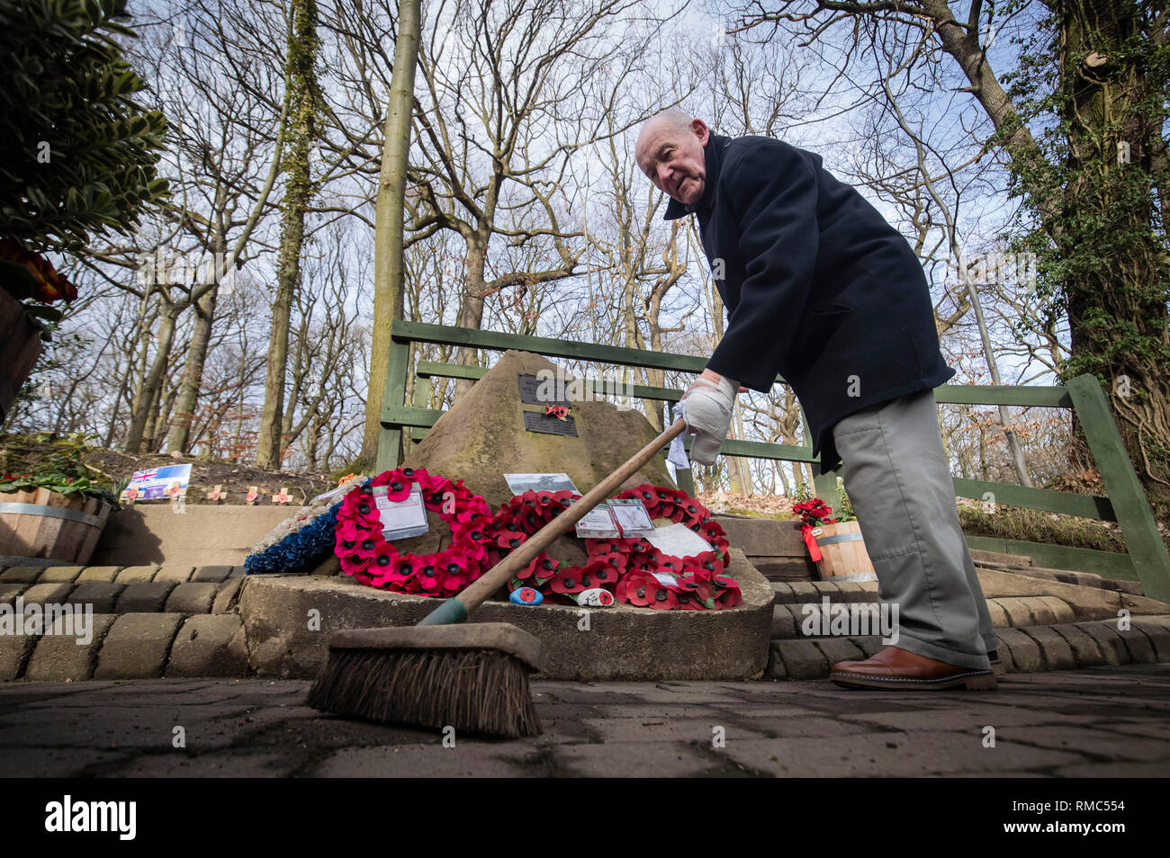 Tony Foulds, 82, vor der Mi Amigo memorial Flypast über endcliffe Park, sheffiled, der findet am Freitag, den 22. Februar, mit Kampfjets und andere militärische Flugzeuge aus Großbritannien und den Vereinigten Staaten. Er hat seit Jahrzehnten verbrachte, um die Gedenkstätte in Endcliffe Park, Sheffield, zu 10 amerikanische Flieger, die starb, als ihr Flugzeug vor ihm vor 75 Jahren stürzte gewidmet. Stockfoto