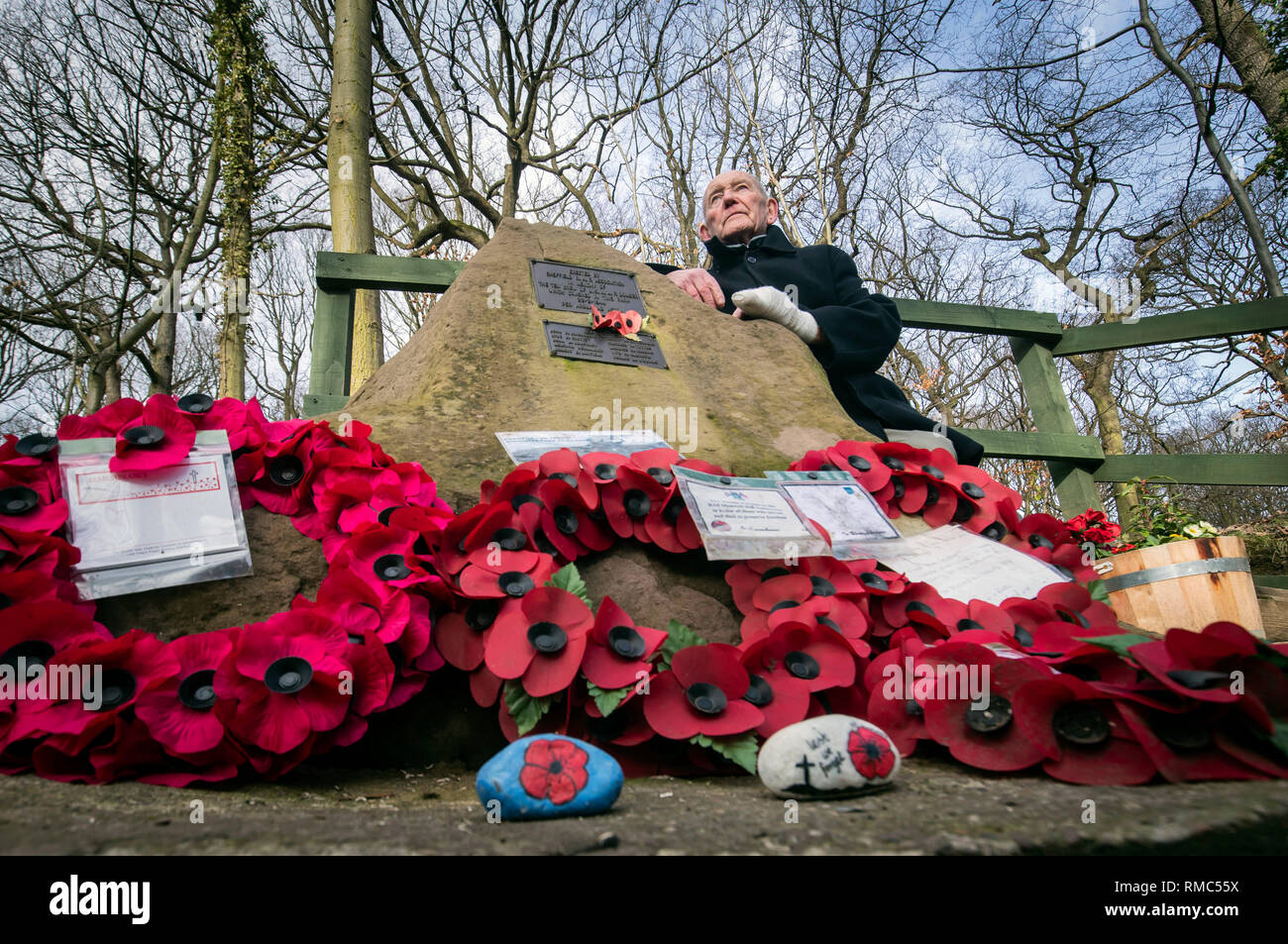 Tony Foulds, 82, vor der Mi Amigo memorial Flypast über endcliffe Park, sheffiled, der findet am Freitag, den 22. Februar, mit Kampfjets und andere militärische Flugzeuge aus Großbritannien und den Vereinigten Staaten. Er hat seit Jahrzehnten verbrachte, um die Gedenkstätte in Endcliffe Park, Sheffield, zu 10 amerikanische Flieger, die starb, als ihr Flugzeug vor ihm vor 75 Jahren stürzte gewidmet. Stockfoto