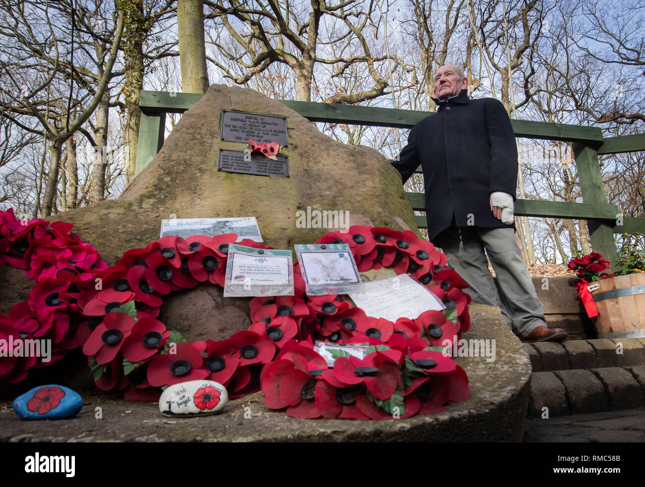 Tony Foulds, 82, vor der Mi Amigo memorial Flypast über endcliffe Park, sheffiled, der findet am Freitag, den 22. Februar, mit Kampfjets und andere militärische Flugzeuge aus Großbritannien und den Vereinigten Staaten. Er hat seit Jahrzehnten verbrachte, um die Gedenkstätte in Endcliffe Park, Sheffield, zu 10 amerikanische Flieger, die starb, als ihr Flugzeug vor ihm vor 75 Jahren stürzte gewidmet. Stockfoto