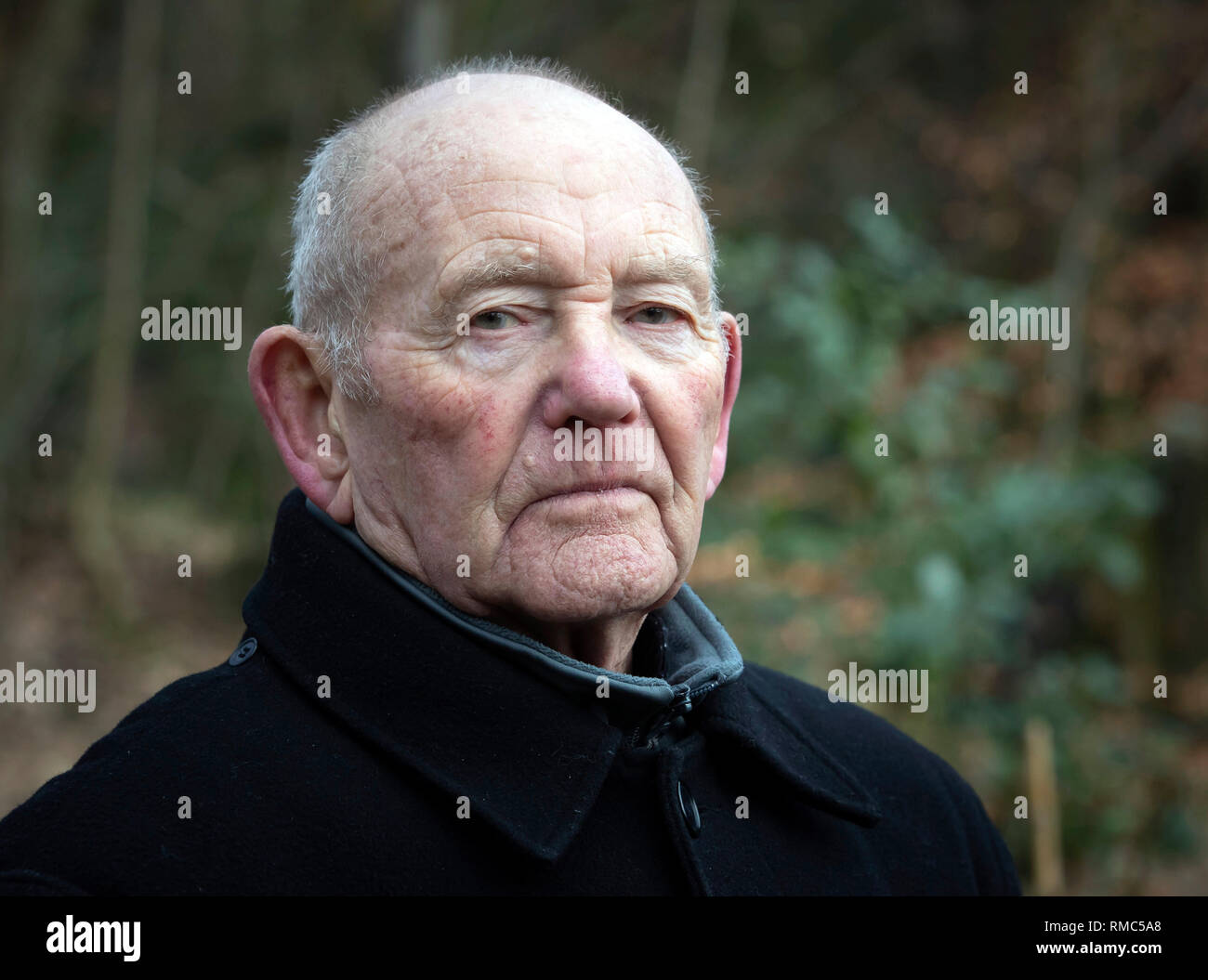 Tony Foulds, 82, vor der Mi Amigo memorial Flypast über endcliffe Park, sheffiled, der findet am Freitag, den 22. Februar, mit Kampfjets und andere militärische Flugzeuge aus Großbritannien und den Vereinigten Staaten. Er hat seit Jahrzehnten verbrachte, um die Gedenkstätte in Endcliffe Park, Sheffield, zu 10 amerikanische Flieger, die starb, als ihr Flugzeug vor ihm vor 75 Jahren stürzte gewidmet. Stockfoto