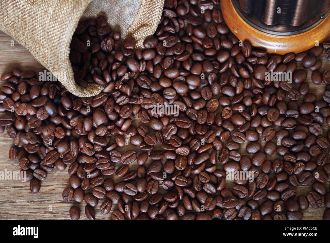 Topview Kaffeebohnen spill aus Canvas Tasche Stockfoto