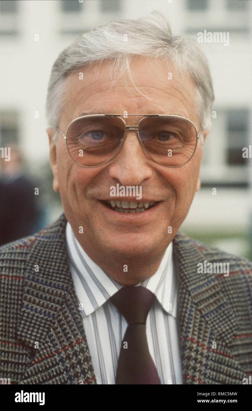 Die Beliebten Sport Journalist Rudi Michel Feiert Seinen 80 Geburtstag Am 2 August 2001 Als Sportdirektor Des Suedwestfunks Swf Der Fussball Experte Auf Unzahlige Begegnungen Der Bundesliga Und Landerspiele Berichtet Er Kommentierte