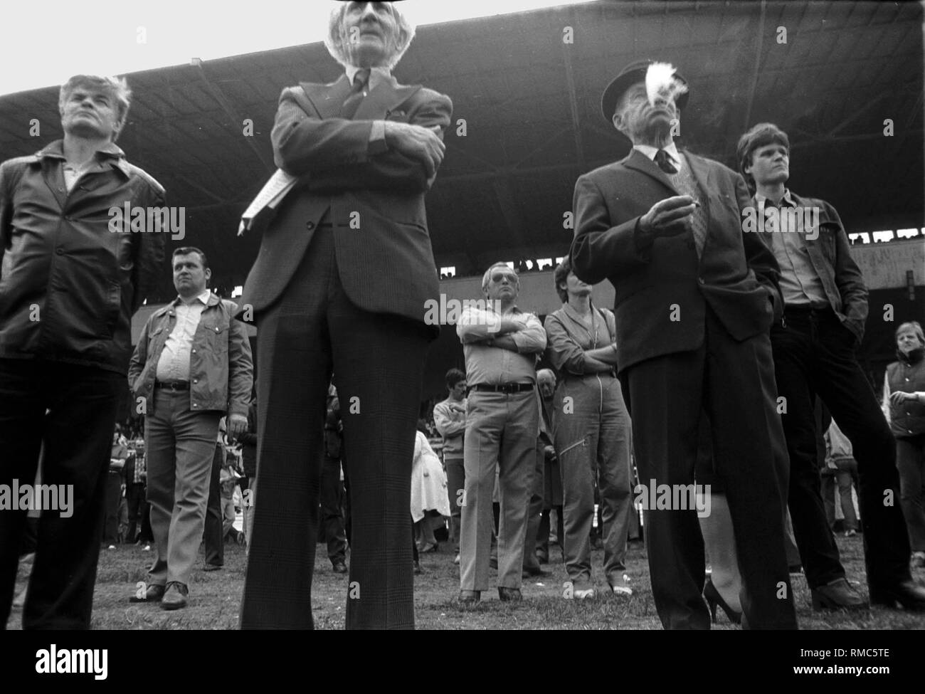 Deutschland, Berlin, 24. April 1983: Pferd Rennen in Hoppegarten, Zuschauer. Stockfoto
