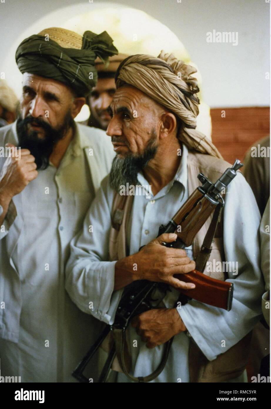 Die afghanischen Kämpfer in einem Camp auf pakistanischem Territorium. Die Mujahedeen überqueren Sie die Grenze in pakistanischen Flüchtlingslagern zu erholen und für den Kampf gegen die sowjetischen Truppen auszustatten. In den Flüchtlingslagern weitere Freiwillige rekrutiert werden. Stockfoto
