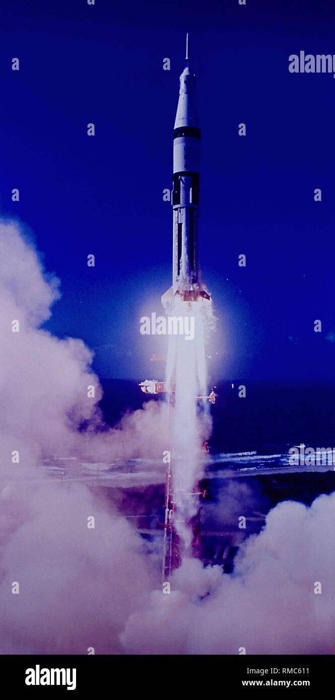 Die Saturn 1B, dass das Raumfahrzeug in der Apollo 7 Mission in den Weltraum startet, weg von der Startrampe. Apollo 7 war das einzige bemannte Apollo Mission durch einen Saturn 1B Rakete mit Strom versorgt, und es war das erste bemannte Apollo Raumkapsel. Stockfoto