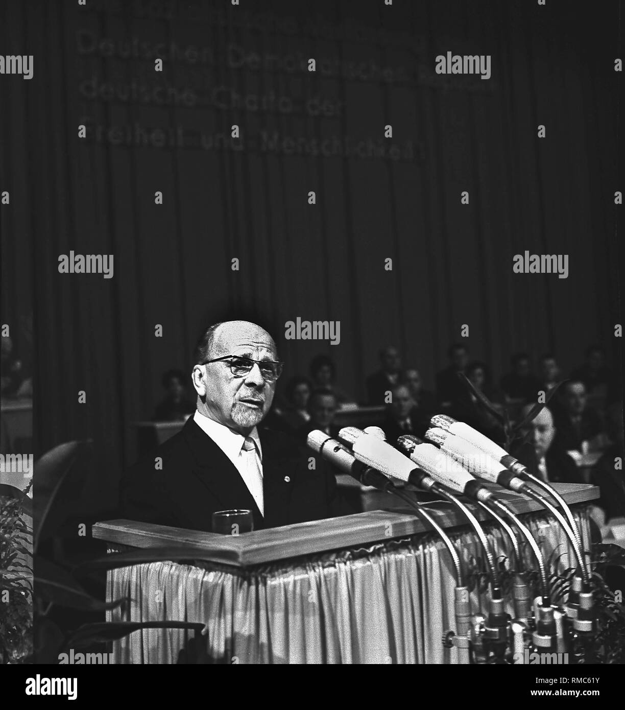 Der Vorsitzende der DDR, Walter Ulbricht, hält eine Rede in Weimar. Stockfoto