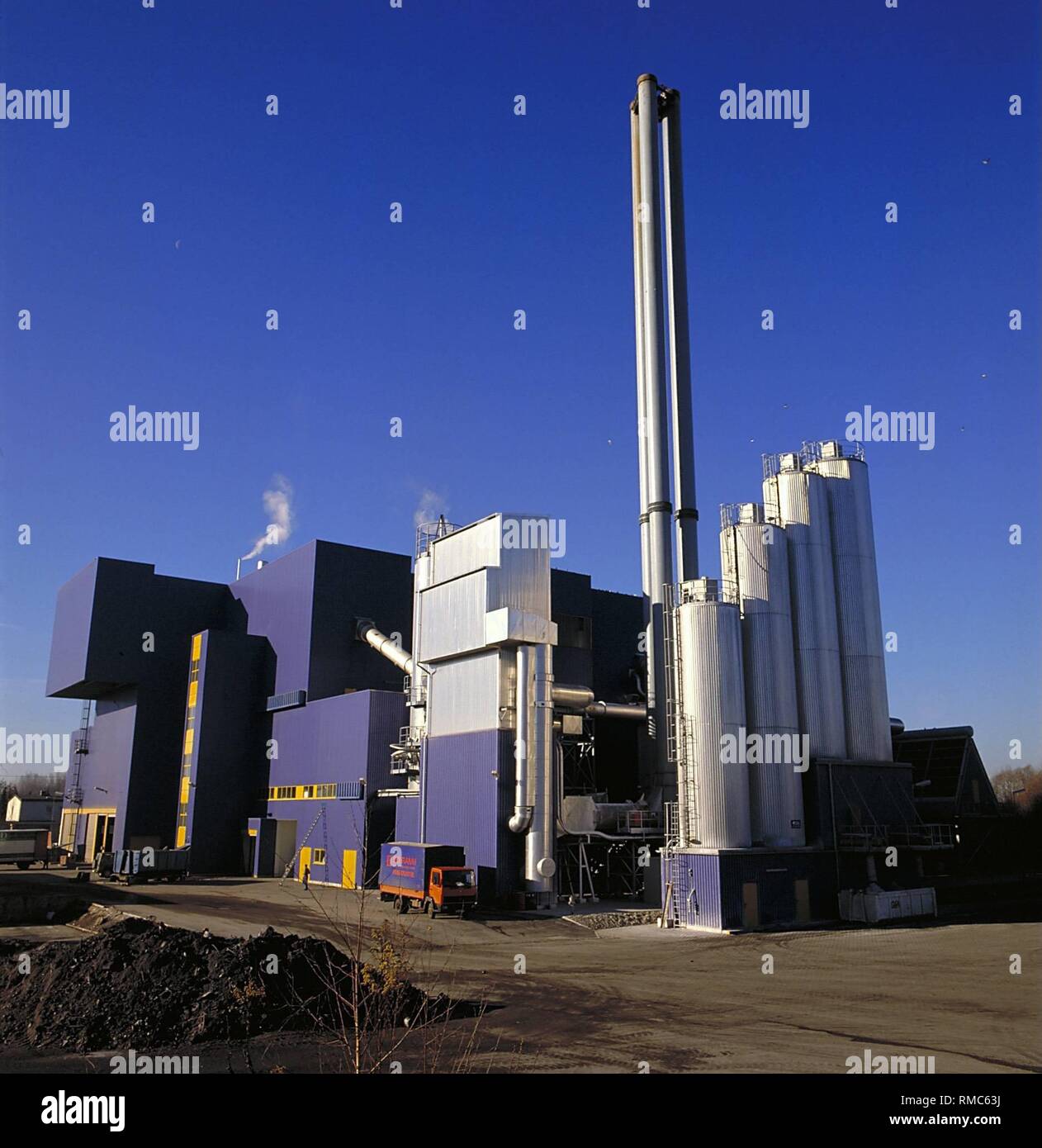 Die Müllverbrennungsanlage und Müllheizkraftwerk Geiselbullach im Landkreis Fürstenfeldbruck. Es ist mit allen technischen Finessen ausgestattet, zum Beispiel die Rauchgasreinigung, Nov. 1986. Stockfoto