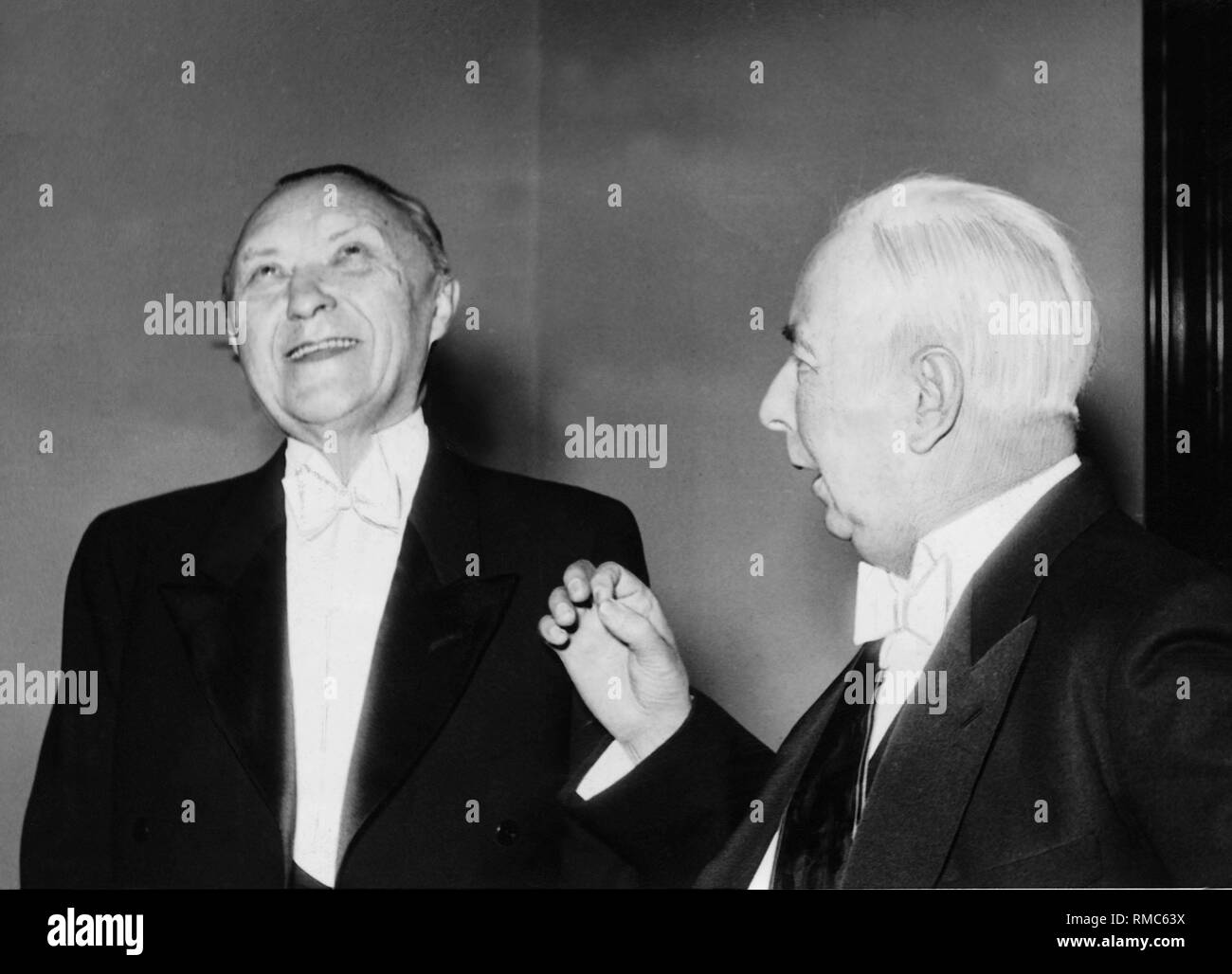 Bundeskanzler Konrad Adenauer und Bundespräsident Theodor Heuss in einem Gespräch. Das Foto wurde um 1952 übernommen. Stockfoto