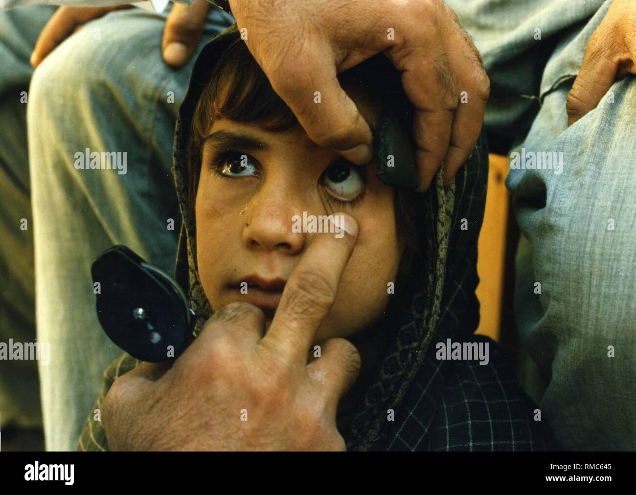 Ein Arzt untersucht, ein Kind. Das Bild wurde in ein Haus durch deutsche Ärzte der Afghanische Nothilfe e.V. in der Nähe der pakistanischen Stadt Quetta getroffen werden. Stockfoto