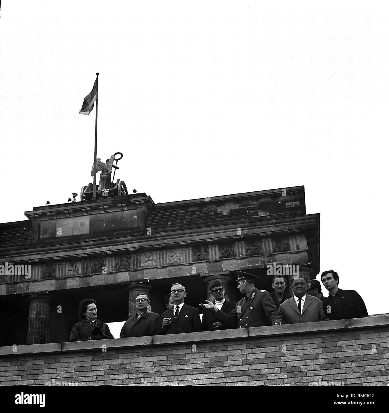 Staatsgäste der DDR in der steht vor dem Brandenburger Tor mit Blick Richtung Westen. Stockfoto