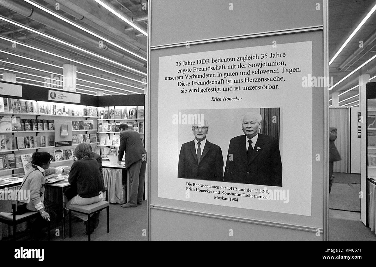 Die DDR-Stand auf der Frankfurter Buchmesse mit einem Bild von Erich Honecker mit Konstantin Tschernenko, der die Freundschaft zwischen der DDR und der UDSSR zeigt. Stockfoto