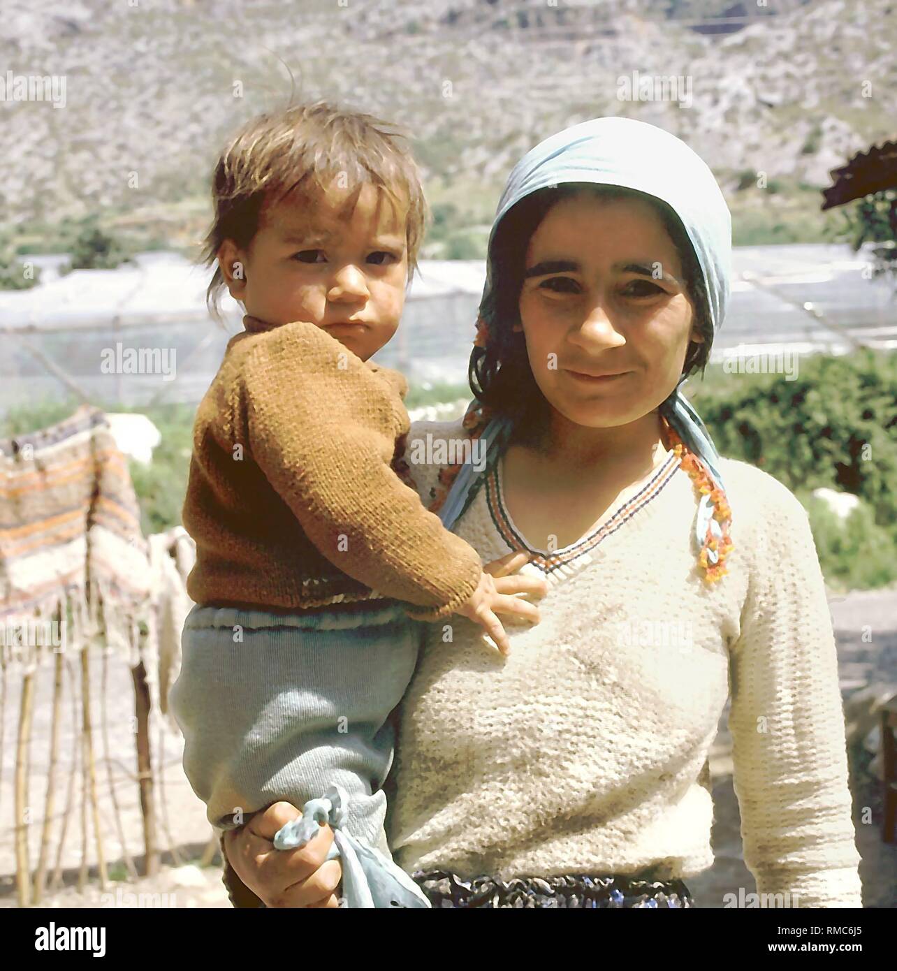 Eine junge türkische Frau mit ihrem kleinen Sohn in die Arme. Stockfoto