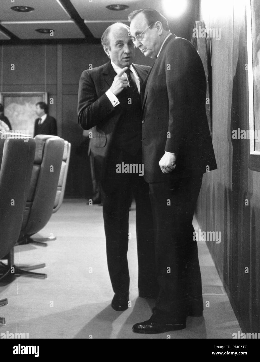 Otto Graf Lambsdorff im Gespräch mit Hans-Dietrich Genscher. Stockfoto