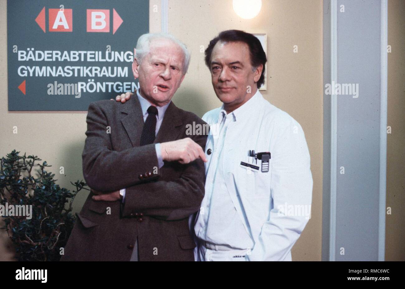 Einer der beliebtesten deutschen Schauspieler, kulle Wussow, ist pleite. Die Scheidung von seiner Frau Yvonne sein Vermögen verbraucht hat, die Rolle bietet ausgetrocknet sind. Enttäuscht, sagt er: "Ich werde nie einen Arzt wieder spielen". Von 1985 bis 1992, die jetzt 73-jährige Schauspieler, war die beliebteste deutsche TV-Arzt als Professor Brinkmann in der "Der Schwarzwald Klinik". Am Samstag, 14. Dezember 2002 Wussow spielt eine Santa Claus (ein Großvater für Weihnachten, ARD, 20:15 Uhr). Unser Foto von 1988 zeigt ihn in "Der Schwarzwald Klinik" mit Gerd Froebe (links). Stockfoto