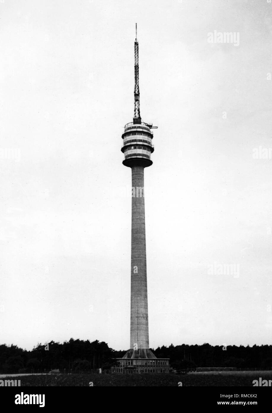 Der 185 Meter hohe funkturm Dequede im Landkreis Stendal wurde 1955 erbaut - 1959 als erste Fernmeldeturm in der DDR nach den Stuttgarter Fernsehturm aus Stahlbeton modelliert. Stockfoto
