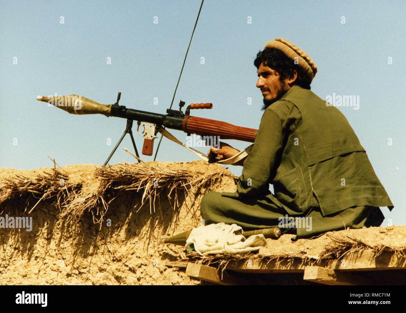 Ein afghanischer Kämpfer bewacht ein Lager auf pakistanischem Territorium mit einem RPG-7 Panzerfaust. Die Mujahedeen überqueren Sie die Grenze in pakistanischen Flüchtlingslagern zu erholen und für den Kampf gegen die sowjetischen Truppen auszustatten. In den Flüchtlingslagern weitere Freiwillige rekrutiert werden. Stockfoto