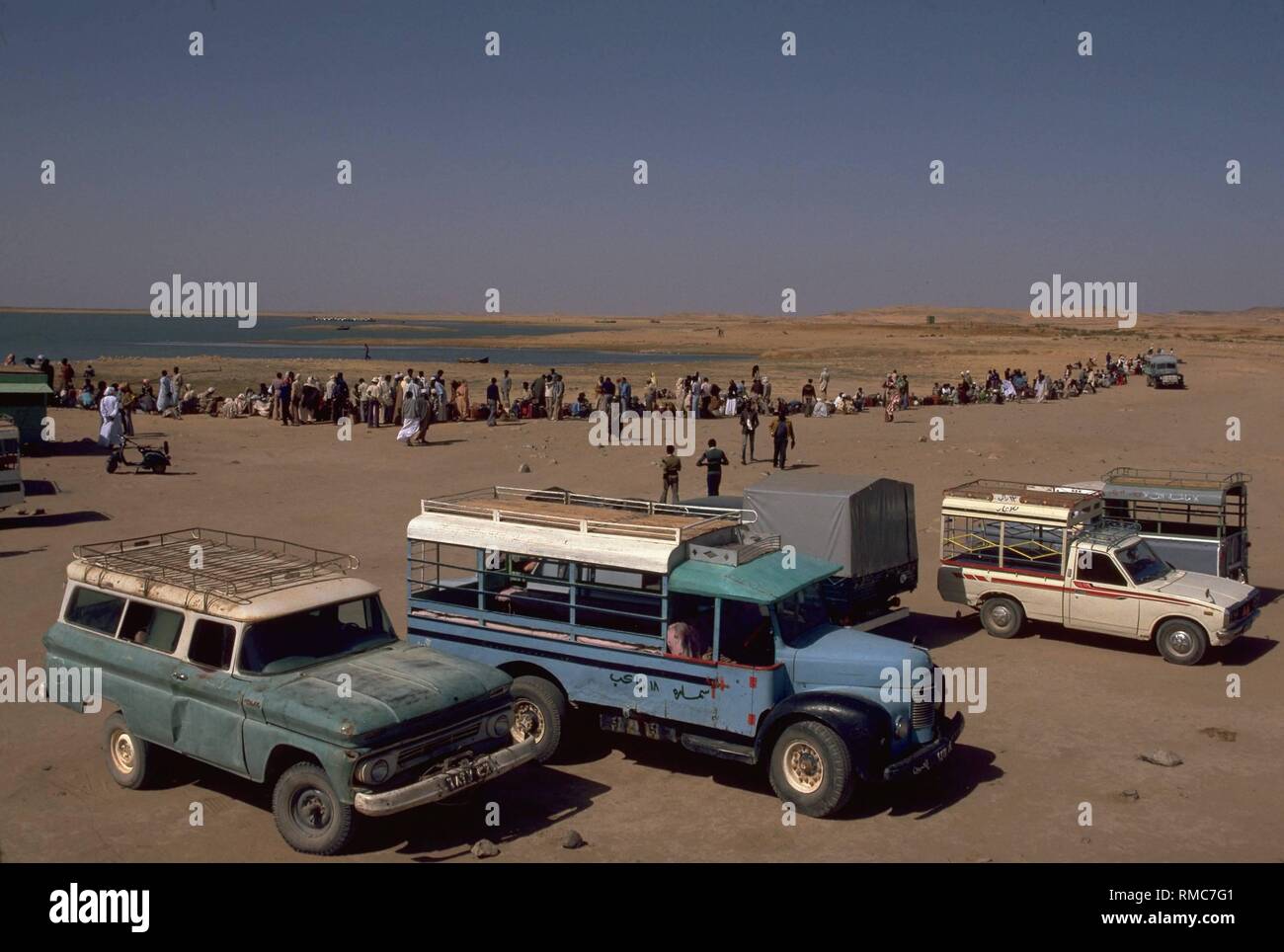 Geparkte Autos und Menschen warten auf die Fähre am Lake Nasser an der Grenze zwischen Sudan und Ägypten. Stockfoto