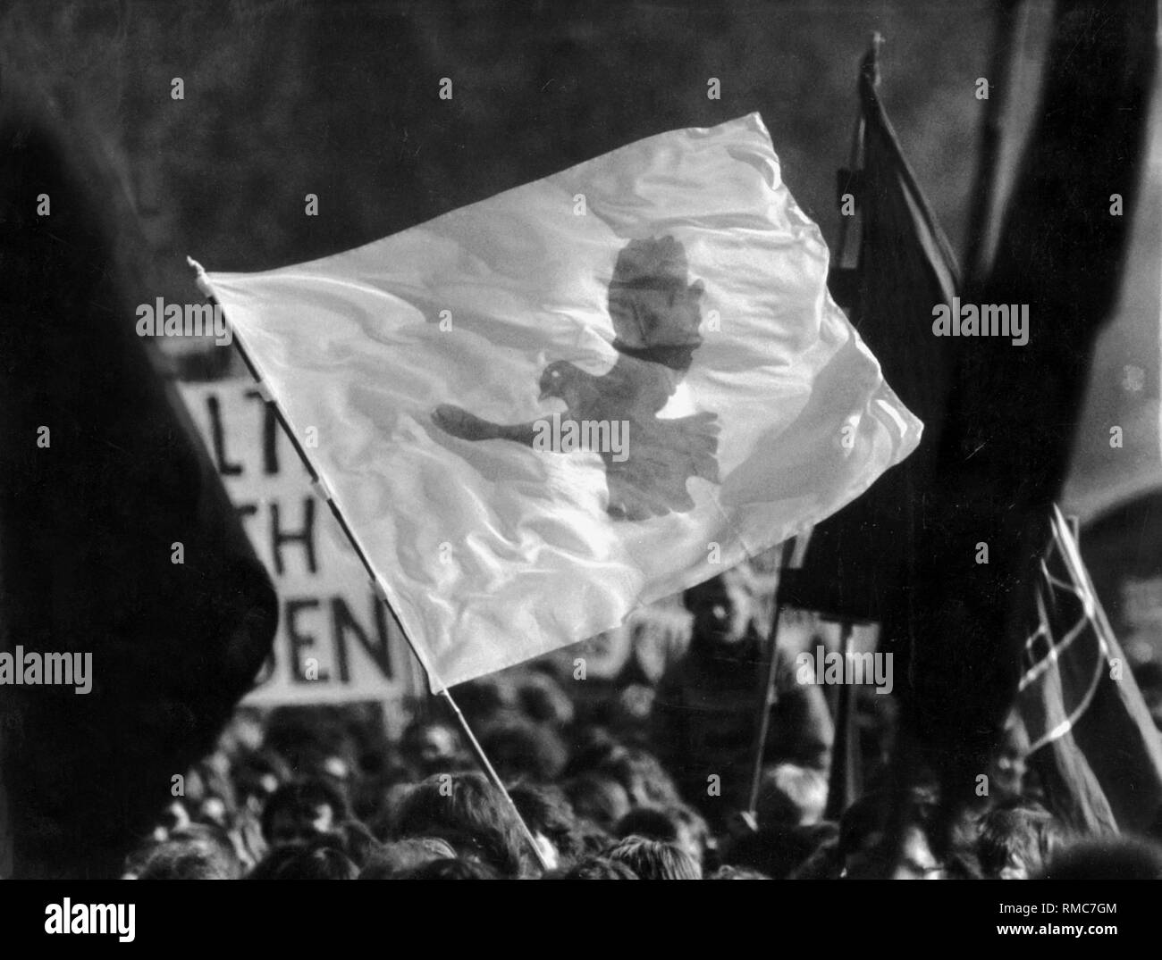 Das Symbol der Friedensbewegung: Die friedenstaube auf einen Banner  Stockfotografie - Alamy