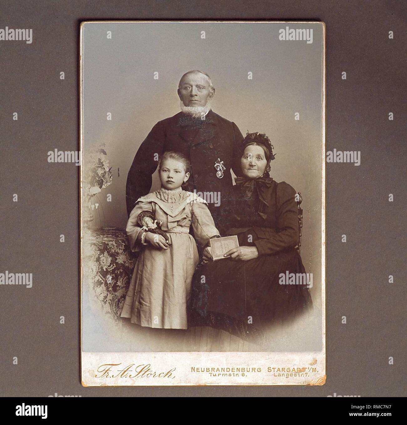 Historische Familie Foto: Das Bild zeigt meine Urgroßeltern Maria Johanna Friederike Schmidt, b. Freiheit und Johann Carl Christian Schmidt mit Enkeltochter sonst, um 1890. Stockfoto