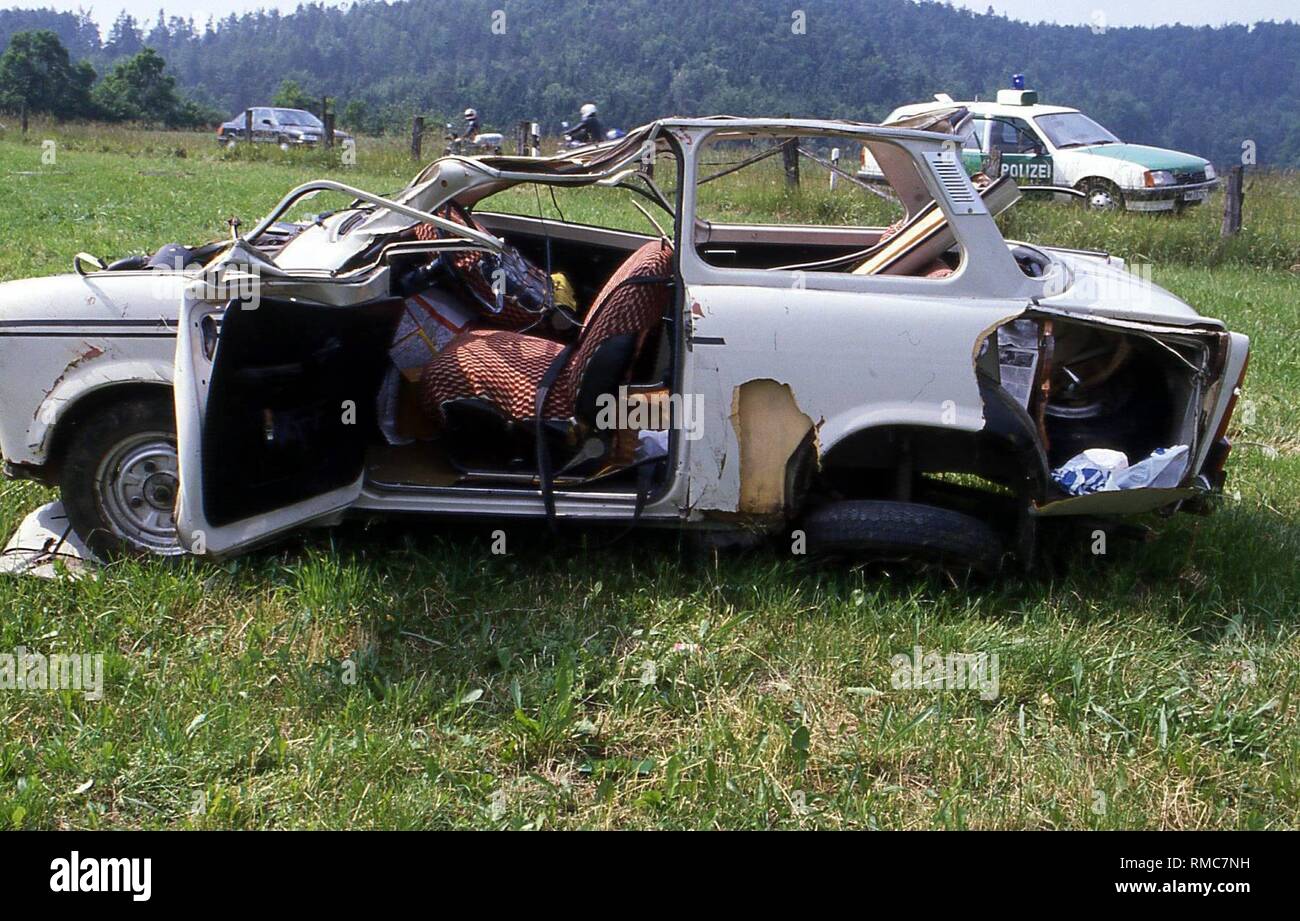 Ein insgesamt weiß Trabant nach einem Unfall in einem Feld in der Nähe von Herleshausen in Hessen. Stockfoto