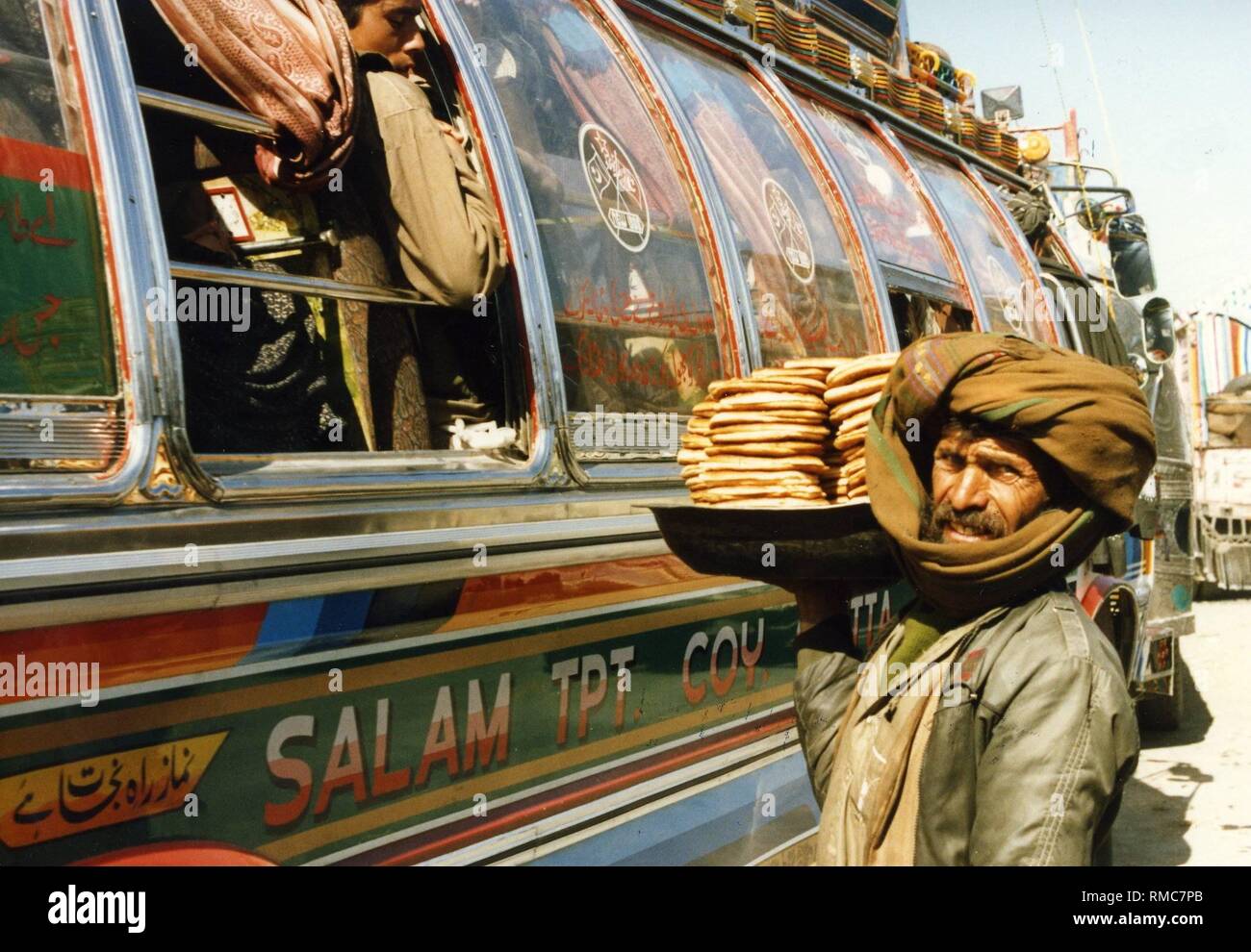 Ein Händler versucht, runde, flache Brot für Reisende in Peshawar zu verkaufen. Stockfoto