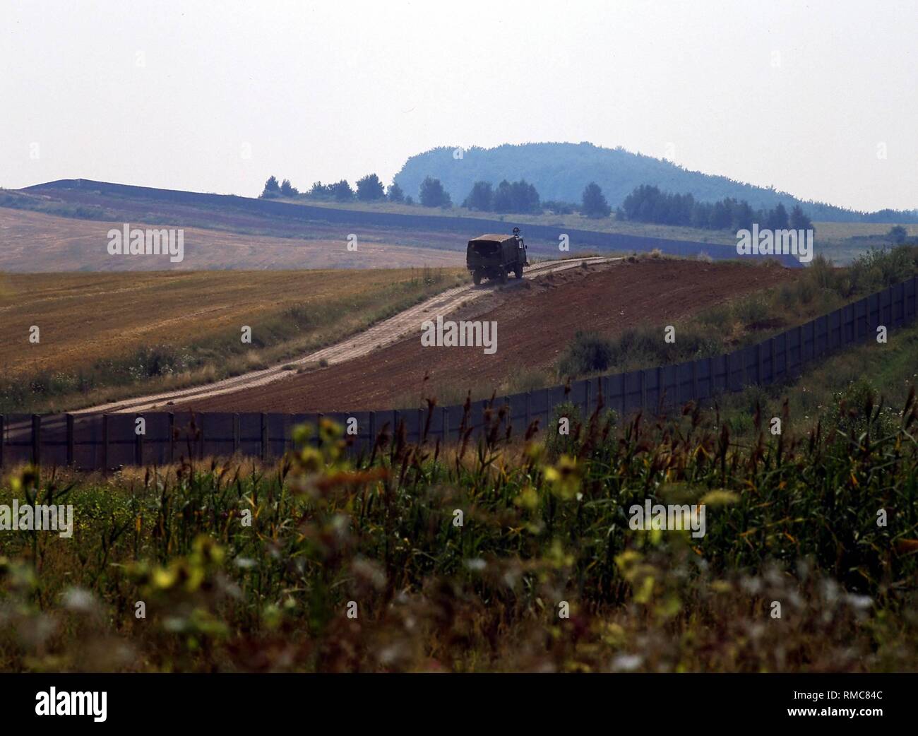 Trennung Barrieren und DDR-post Fahrzeug an der Innerdeutschen Grenze im Eichsfeld. Stockfoto