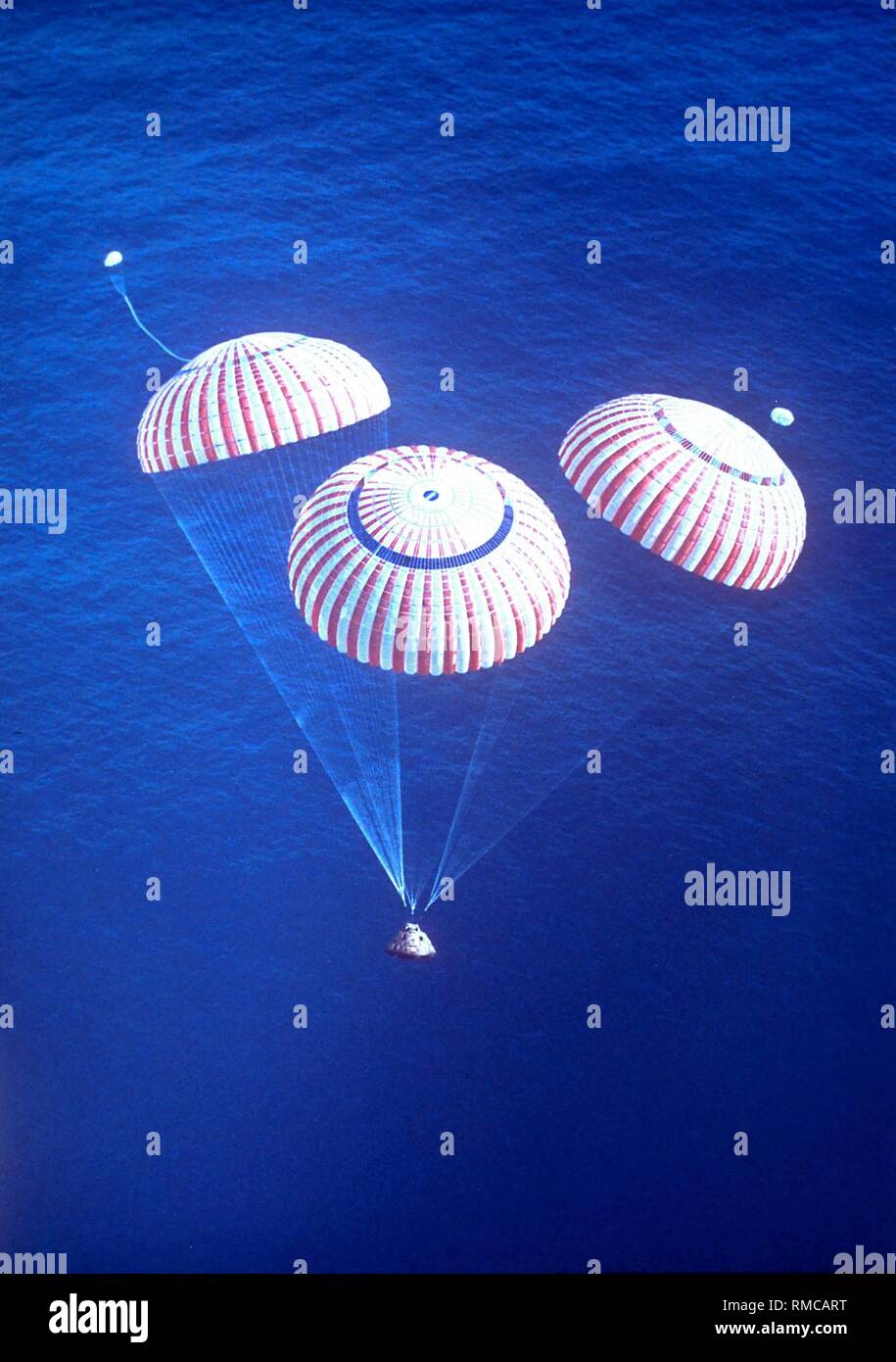 Kurz vor der Wasserung im Pazifik, Fallschirme sind herausgezogen, bei der die Geschwindigkeit des Befehls Modul in die Erdatmosphäre zu verlangsamen. Apollo 17 (Dezember 1972) war der letzte bemannte Mondlandung Mission der NASA. Stockfoto