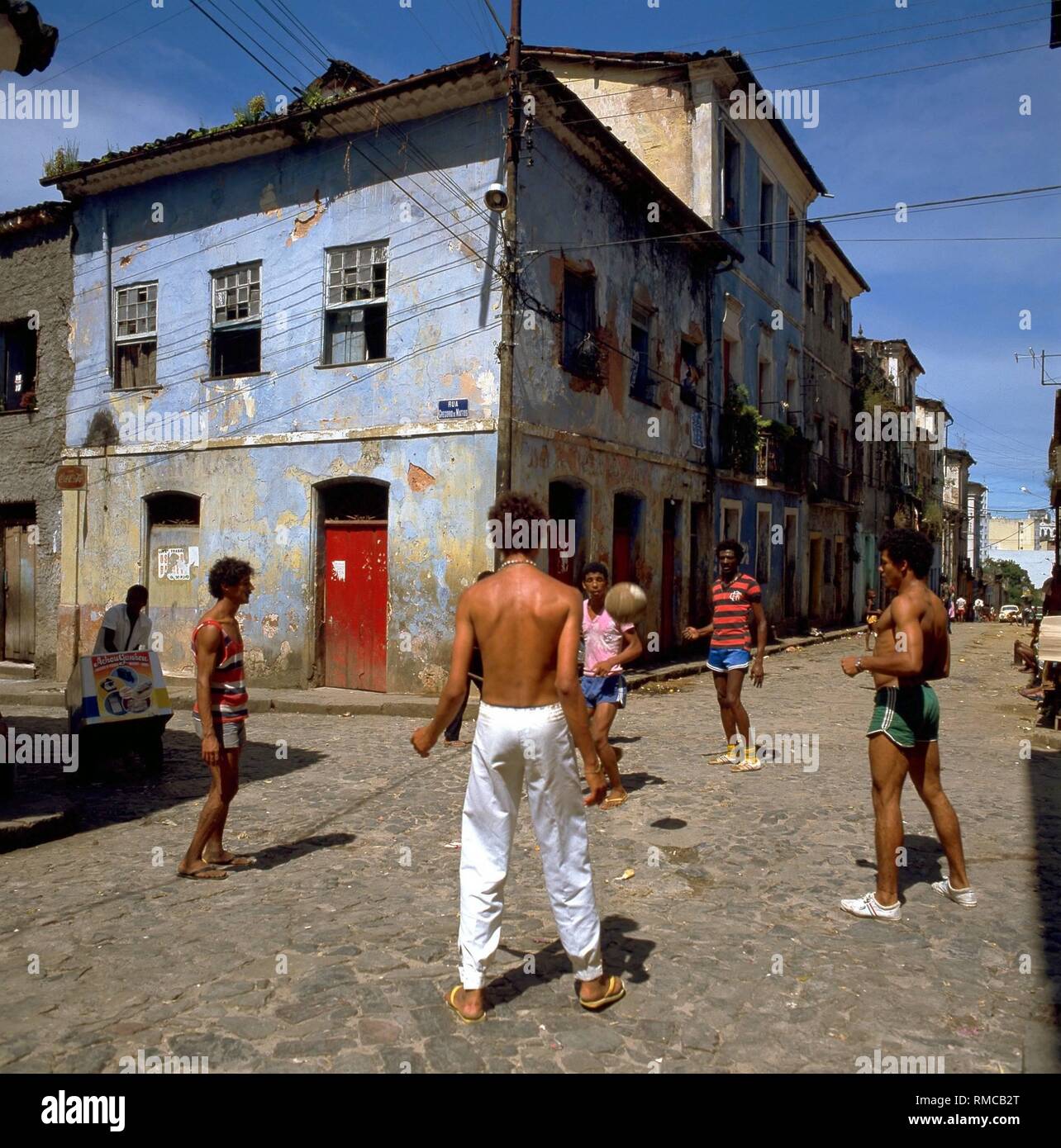 Jugendliche spielen Fußball auf einer Straße in Salvador. Stockfoto