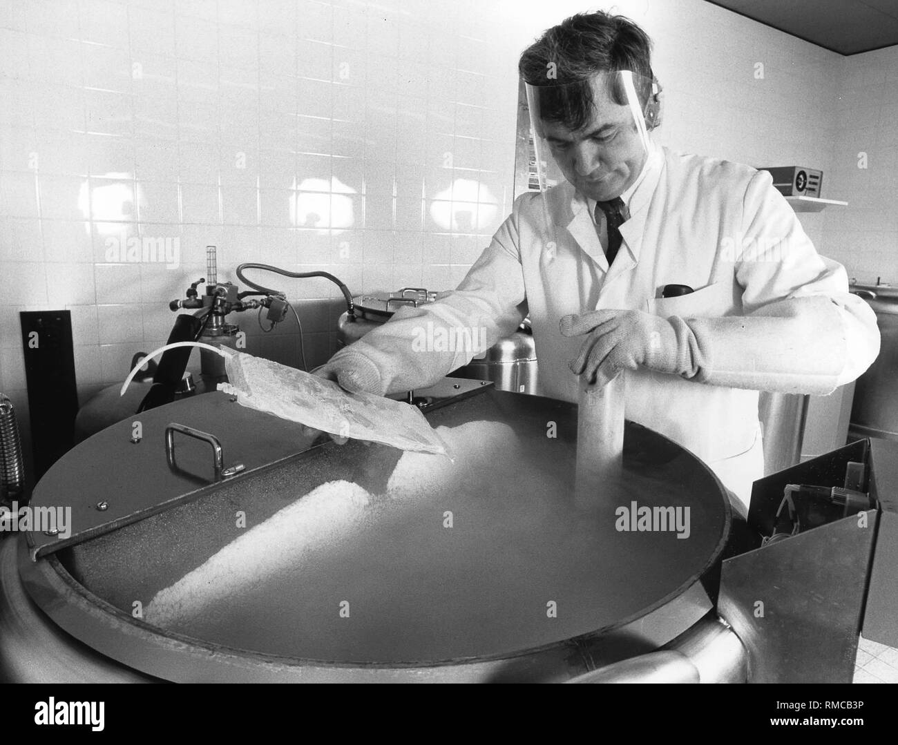 Prof. Wolfgang Mempel in Schutzkleidung während auf der Tanks im Blutdepot des Klinikum Großhadern, wo mehr als 1000 gefrorenes Blut Beutel mit Eigenblut und seltenen Blutgruppen bei minus 130 Grad Celsius gespeichert sind. Stockfoto