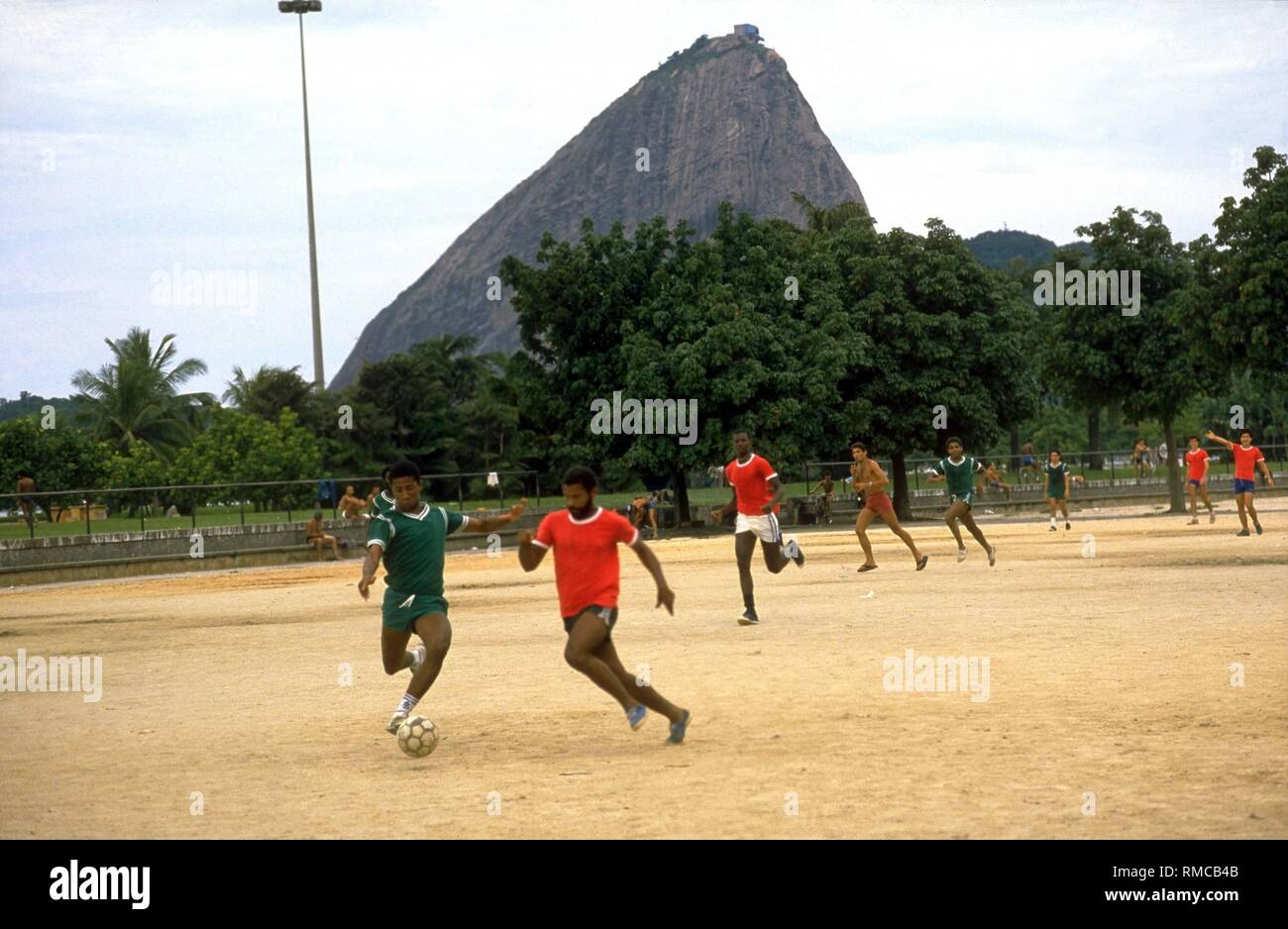 Junge Fußballer spielen unter dem Zuckerhut in Rio de Janeiro. (Undatiertes Foto) Stockfoto