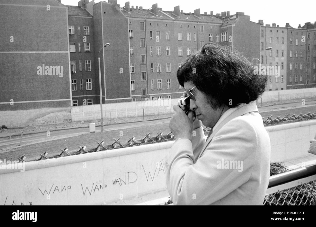 Touristische auf dem Aussichtsturm an der Berliner Mauer. Die Bernauer Straße im Stadtteil Wedding. Im Hintergrund: der Bezirk Mitte Stockfoto