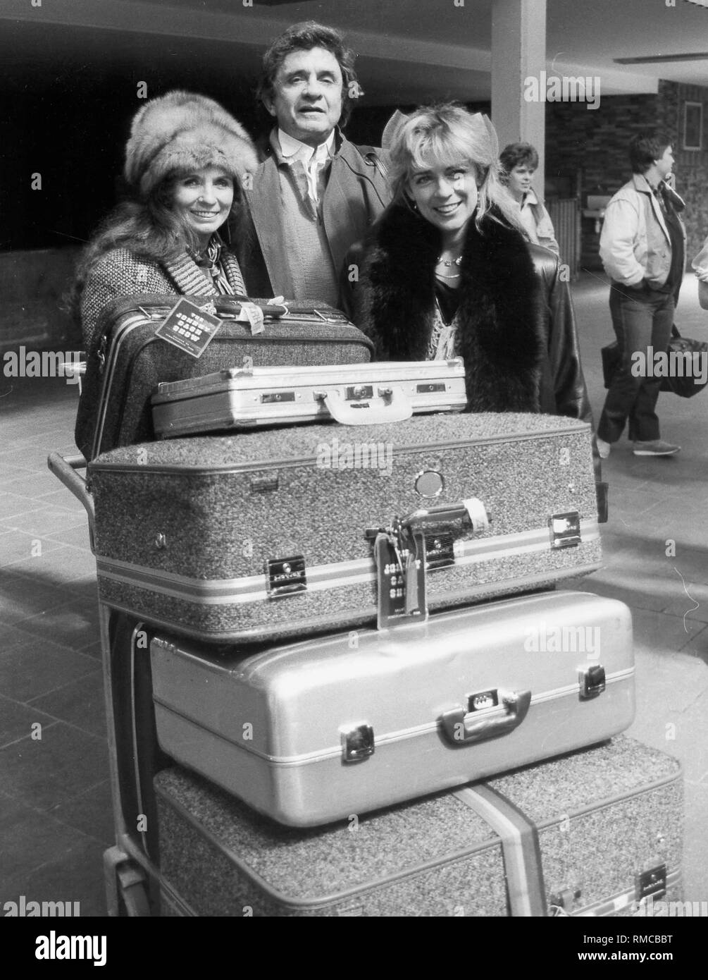 Land Musiker Johnny Cash mit seiner Frau June Carter (links) und Tochter Caroline in München bei einer Tour durch Deutschland. Stockfoto