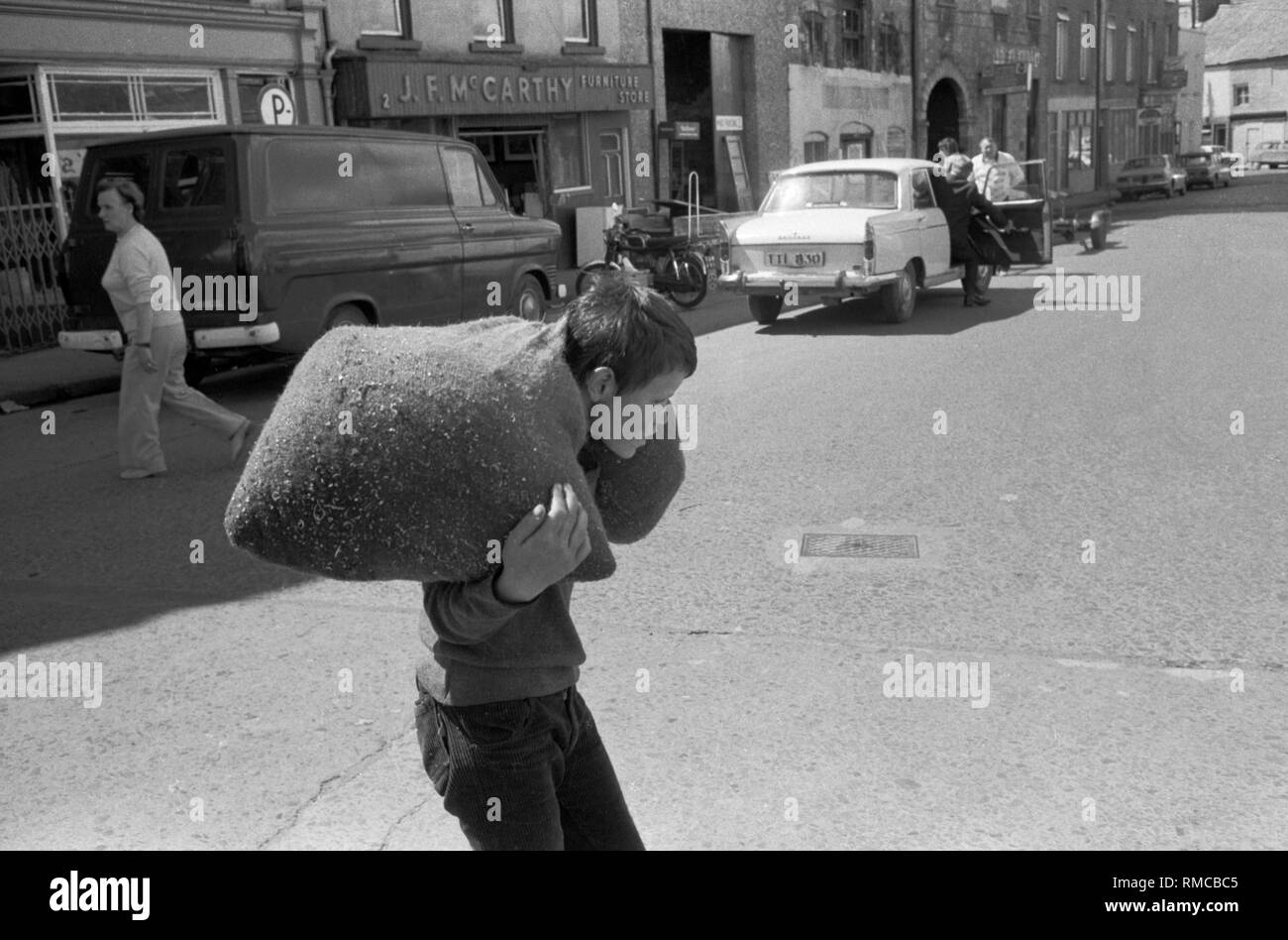 Teenager, die schwere Last von Metall Schnittgut aus Schnitte zu einem Schrott Händler. Er arbeitet für ein Leben 1970 s Irish jugendlich Limerick, im County Limerick, Irland. Westküste des südlichen Irland 70 s HOMER SYKES Stockfoto