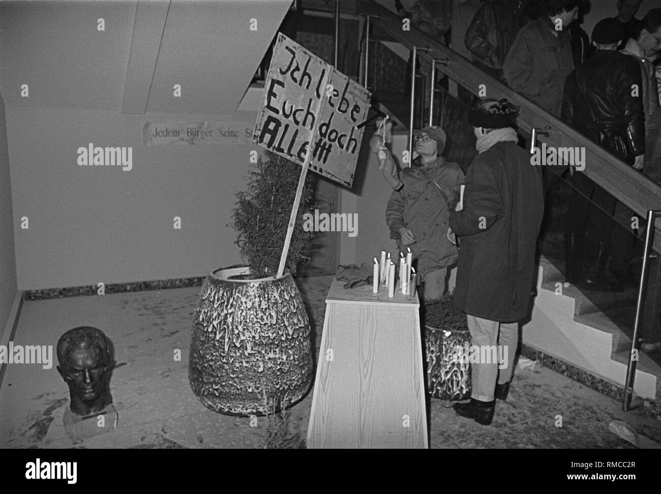 Deutschland, Berlin, den 15. Januar 1990: Besetzung der Stasi-zentrale in der Normannenstraße. Auf den Banner (englische Übersetzung): "Ich Liebe Sie Alle", Ministerium für Staatssicherheit, MfS, Stasi. Stockfoto