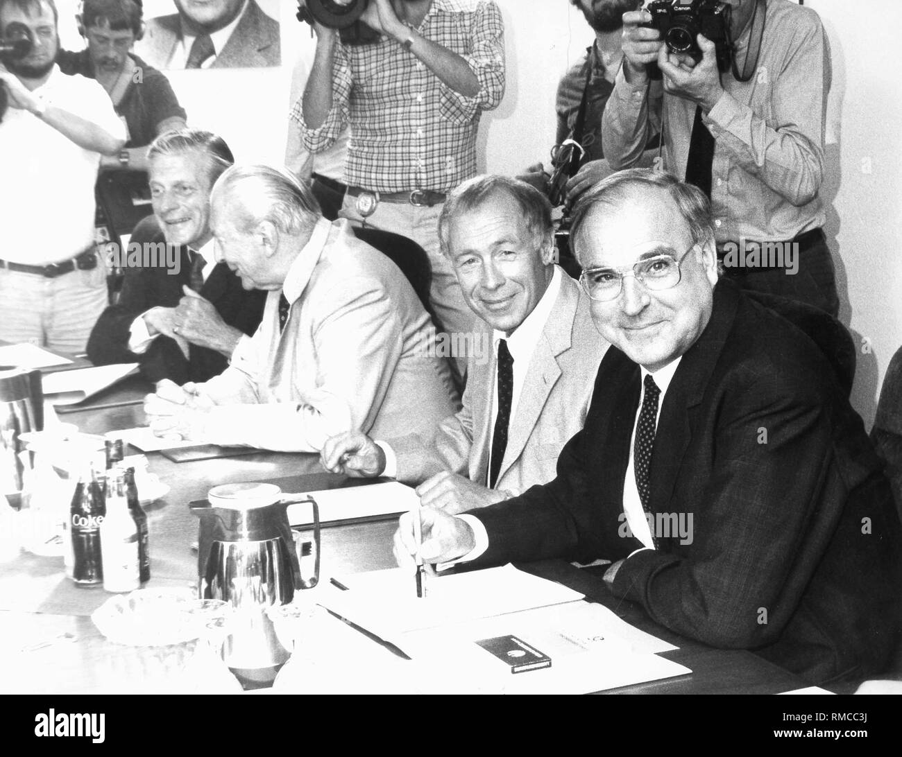 Heiner Geissler (Mitte) und Helmut Kohl (rechts) bei einem Treffen am Montag auf die Bildung einer Regierung mit der FDP aus. Links, Walther Leisler Kiep und ehemaliger Bundeskanzler Kurt Georg Kiesinger. Stockfoto