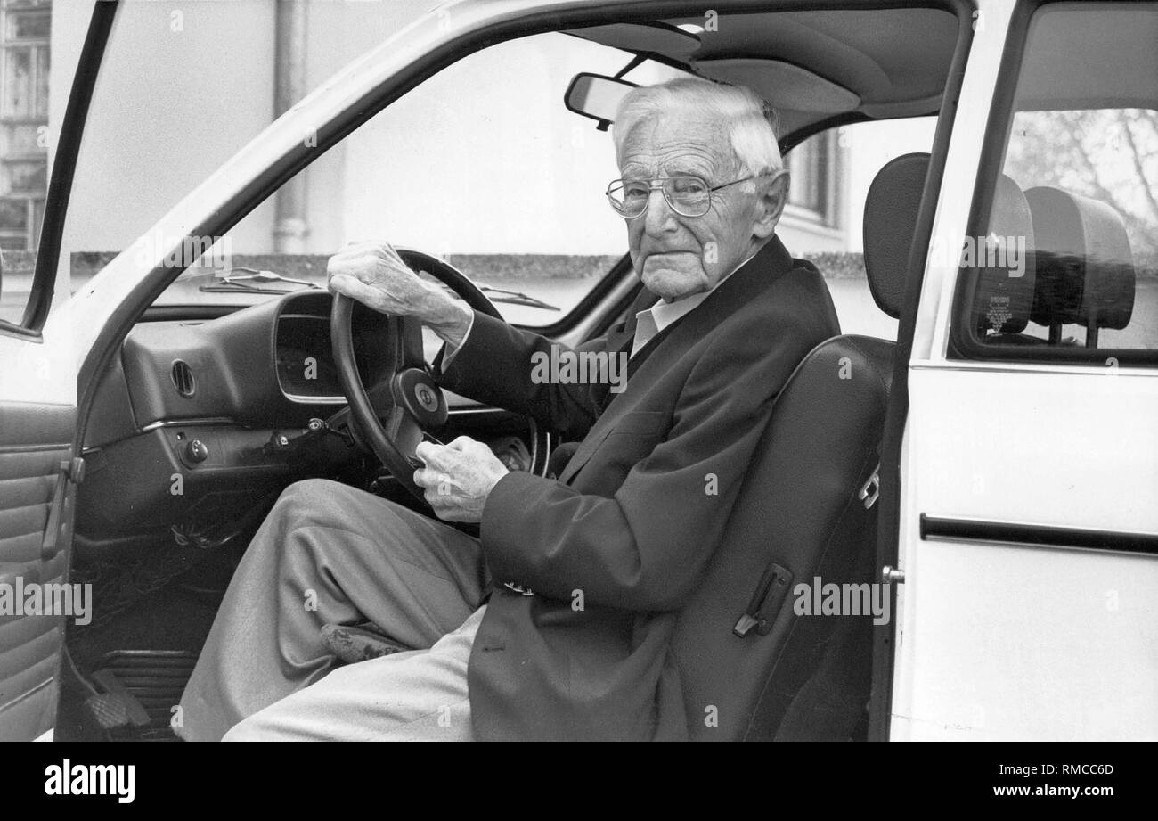 Der älteste Fahrer der Bundesrepublik aus Geltendorf in der Nähe von München, ist ein Zeitgenosse von Carl Benz. Stockfoto
